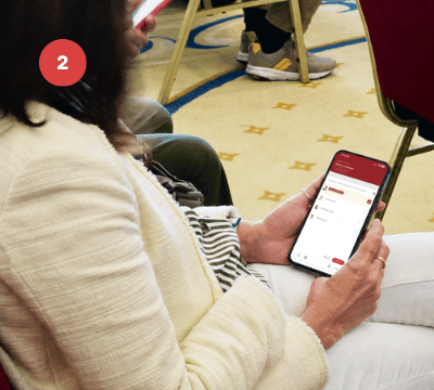Pessoa usando um smartphone para acessar a plataforma de votação digital.