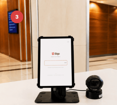 Tablet instalado em uma estação de votação com leitor de QR Code.